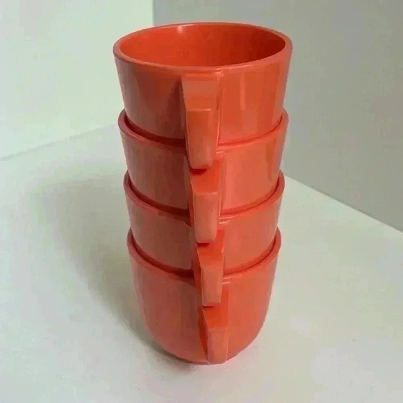 Set of 4 1970 Vanguard by Maplex Melamine coffee or tea mugs in pinky-orange - Picture 8 of 11